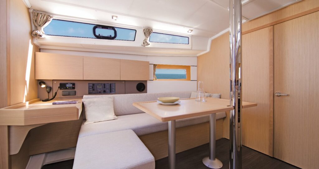 Oceanis 38.1 Interior 4