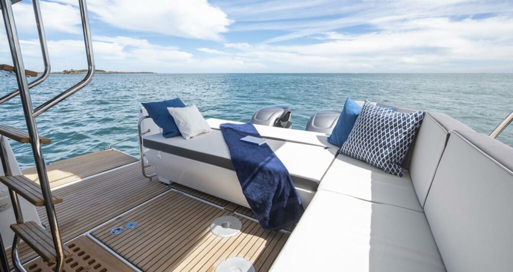 Banqueta Solárium popa Antares 11 Fly