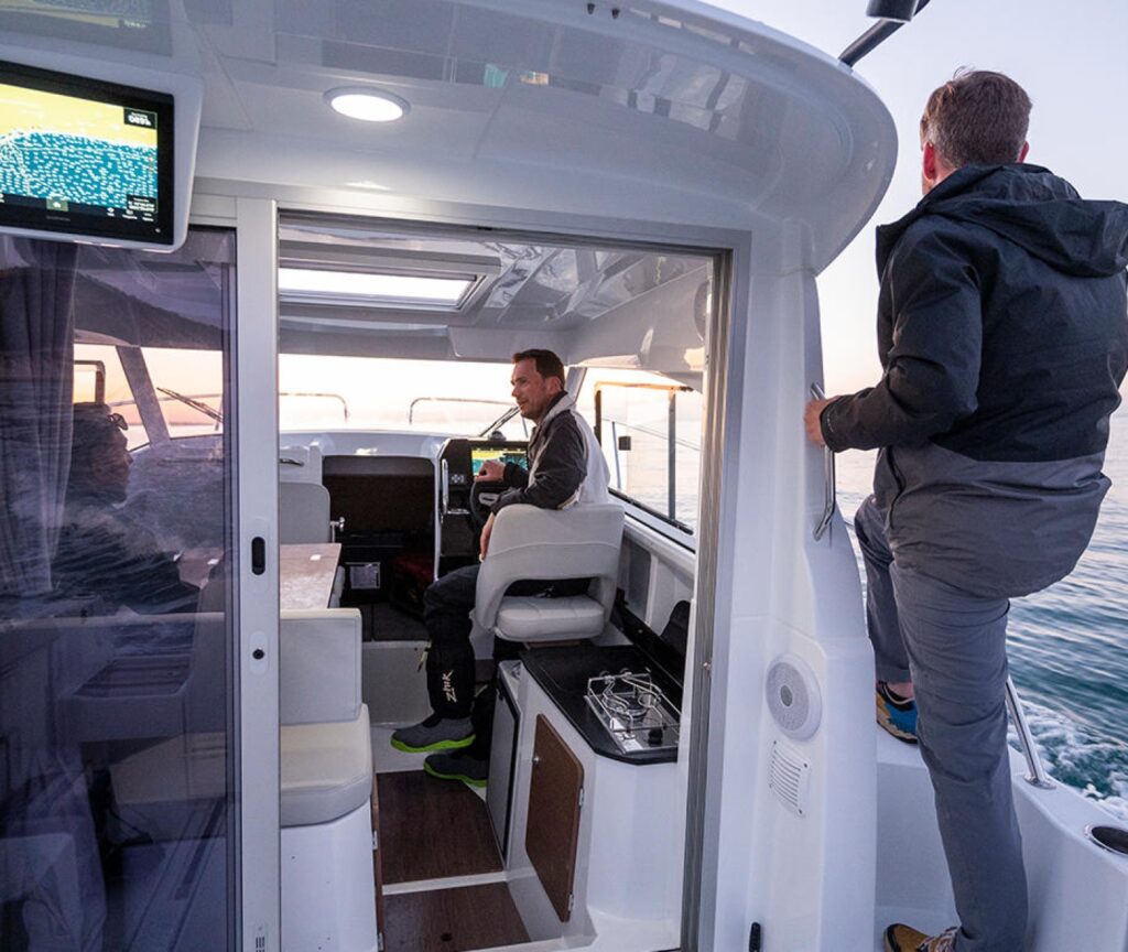 Interior 1 Antares8 Fishing